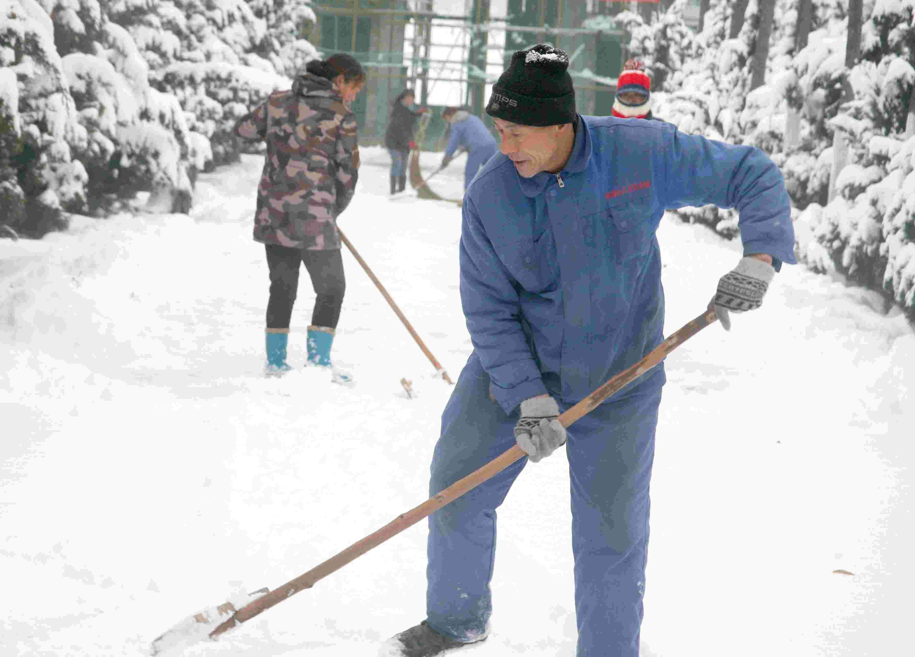 职工积极清扫积雪 确保祭祀群众安全