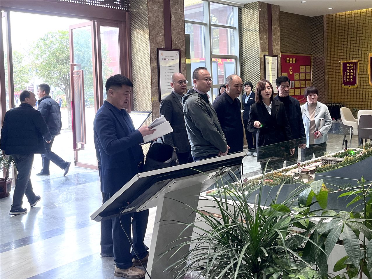 西安市民政局李平伟局长来园区调研清明节集中祭扫接待筹备情况